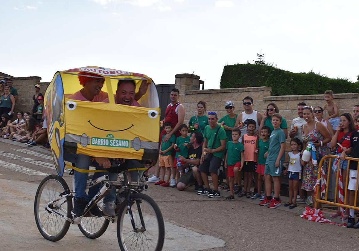Uno de los participantes en el concurso de autos locos celebrado en Doñinos el pasado año.