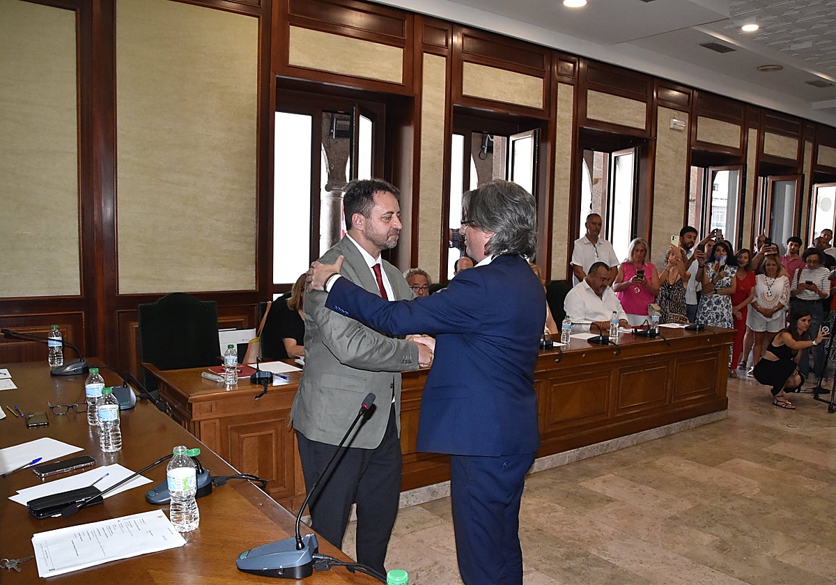 Traspaso de poder entre Antonio Cámara y Luis Francisco Martín.