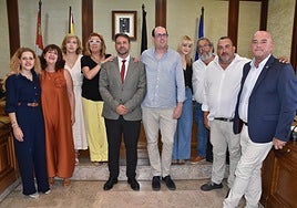 Imagen de las dos concejalas no adscritas, Tú Aportas y el PSOE, con el nuevo alcalde.
