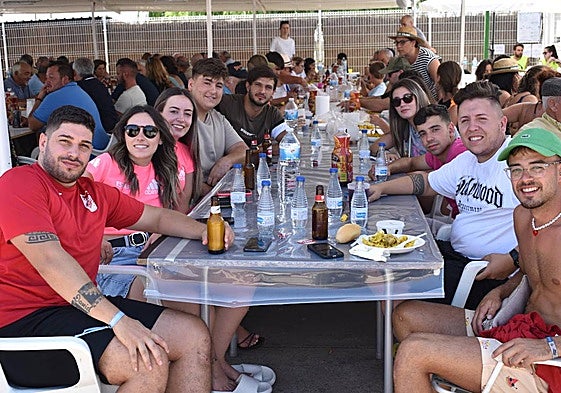 Algunos jóvenes de Robliza de Cojos, durante la tradicional paella de fiestas del año pasado.