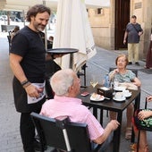 Clientes atendidos en una terraza salmantina.