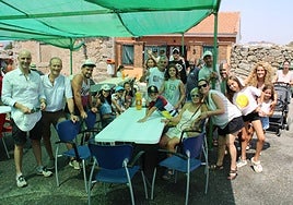 La paella congregó a numerosos comensales en el entorno del Ayuntamiento.