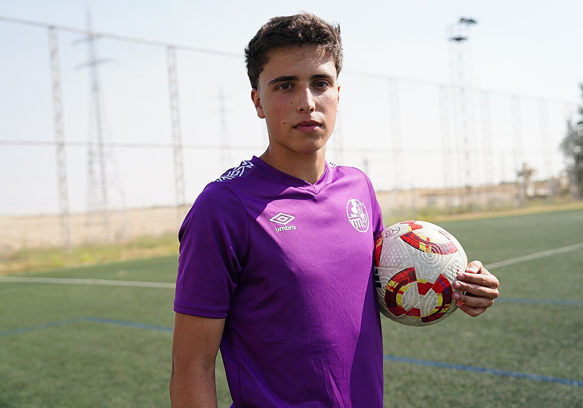 Pablo Cojo, con el balón bajo al brazo sobre el césped sintétito de El Tori.