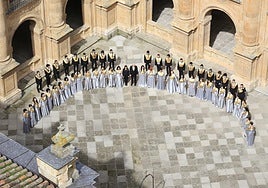 El Coro Tomás Luis de Victoria, en el claustro de la Pontificia.