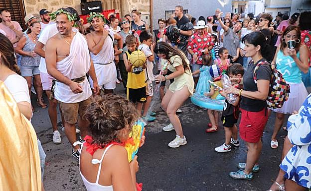 Los disfraces animan el desfile inaugural de las fiestas.