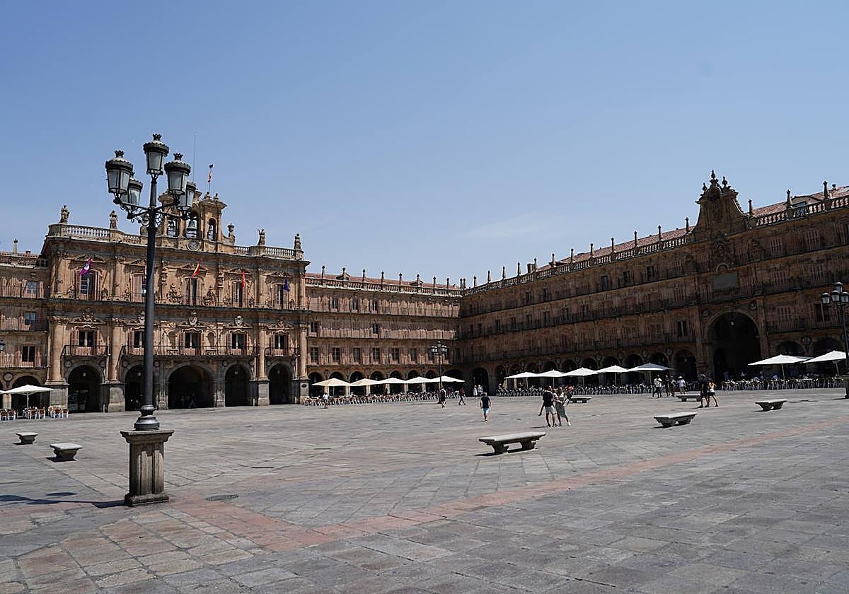 Una estampa inusual con la Plaza Mayor casi vacía debido a las altas temperaturas.