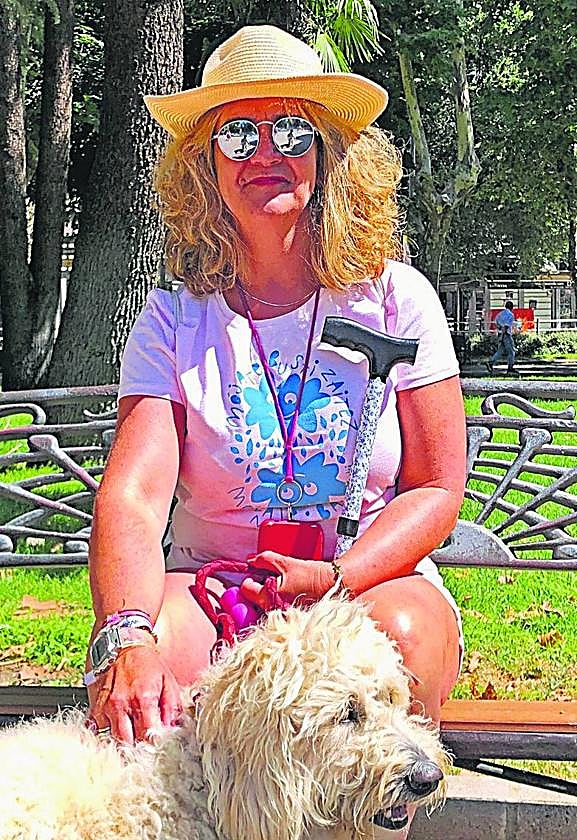 Rosario Goenaga, junto a su perra Paquita.