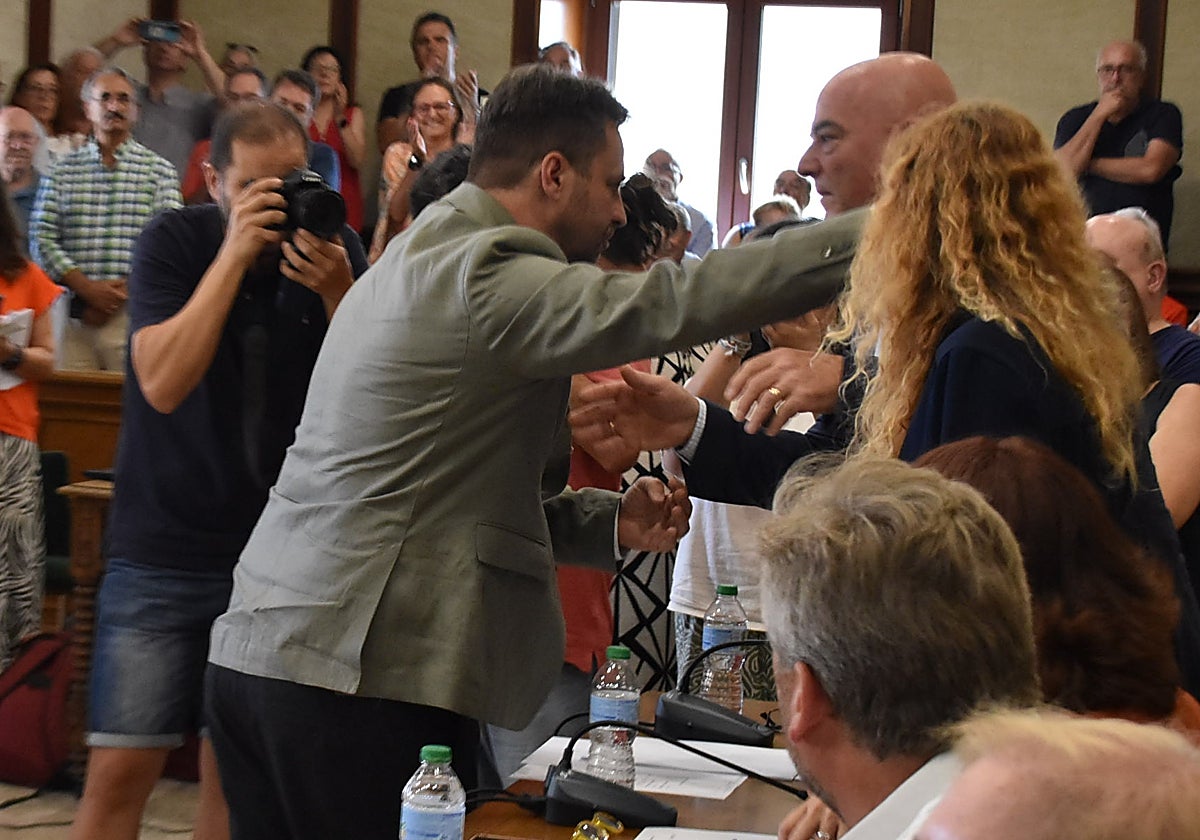 Abrazo entre Antonio Cámara y Javier Garrido en el pleno de Béjar celebrado el pasado martes.