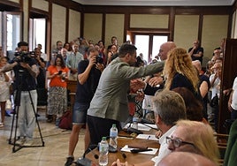 Abrazo entre Antonio Cámara y Javier Garrido en el pleno de Béjar celebrado el pasado martes.