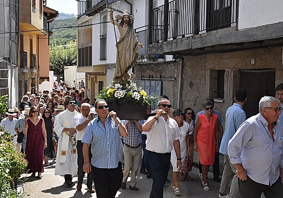 La imagen de El Salvador ha vuelto a las calles de Peñacaballera en el día grande de sus fiestas.