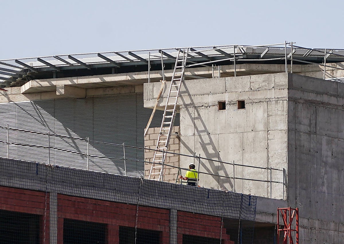 Imagen secundaria 1 - El edificio de consultas coge forma por dentro: tabiques, canalización y electricidad