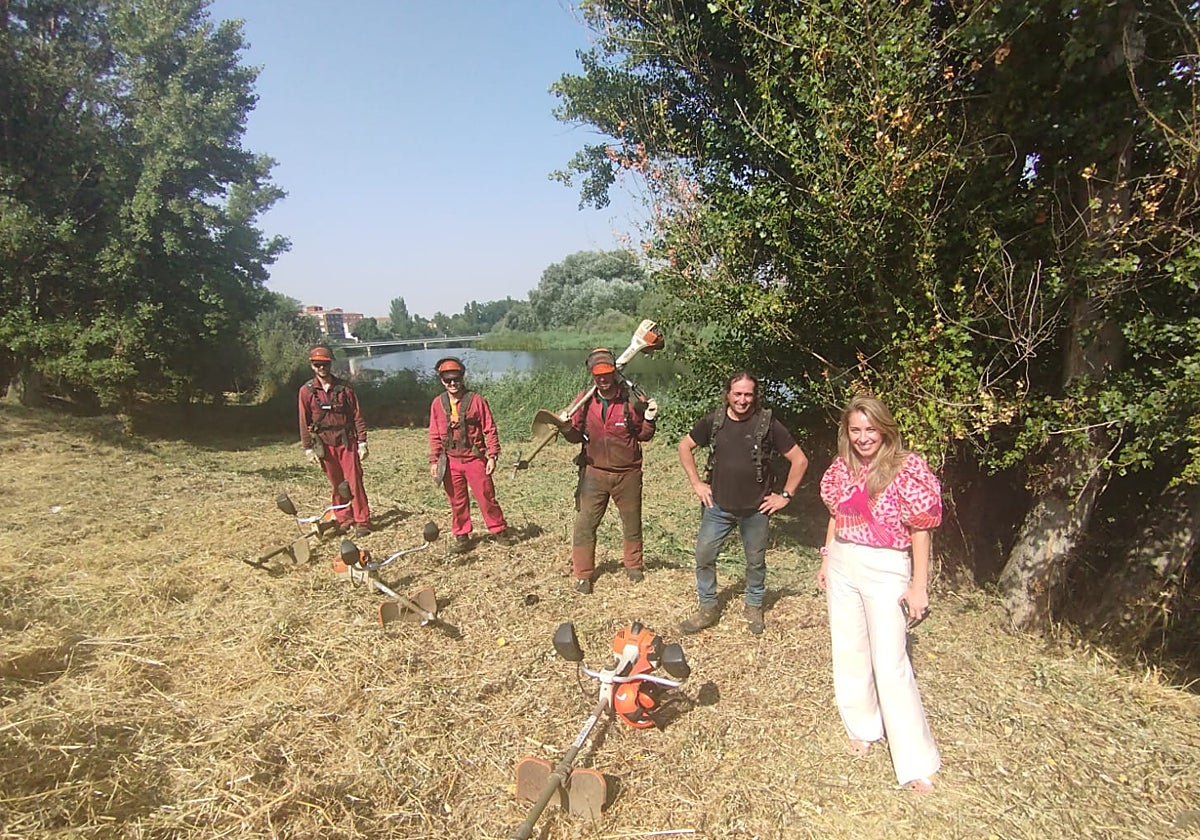La edil de Medioambiente, Marta Labrador, con el grupo de operarios.