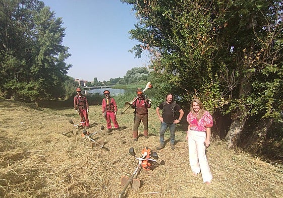 La edil de Medioambiente, Marta Labrador, con el grupo de operarios.