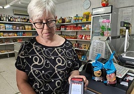 Carmen Rodero, con el datáfono sin conexión.