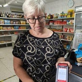 Carmen Rodero, con el datáfono sin conexión.