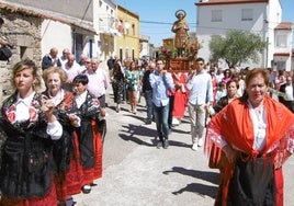 Procesión de San Lorenzo con aires de folclore.
