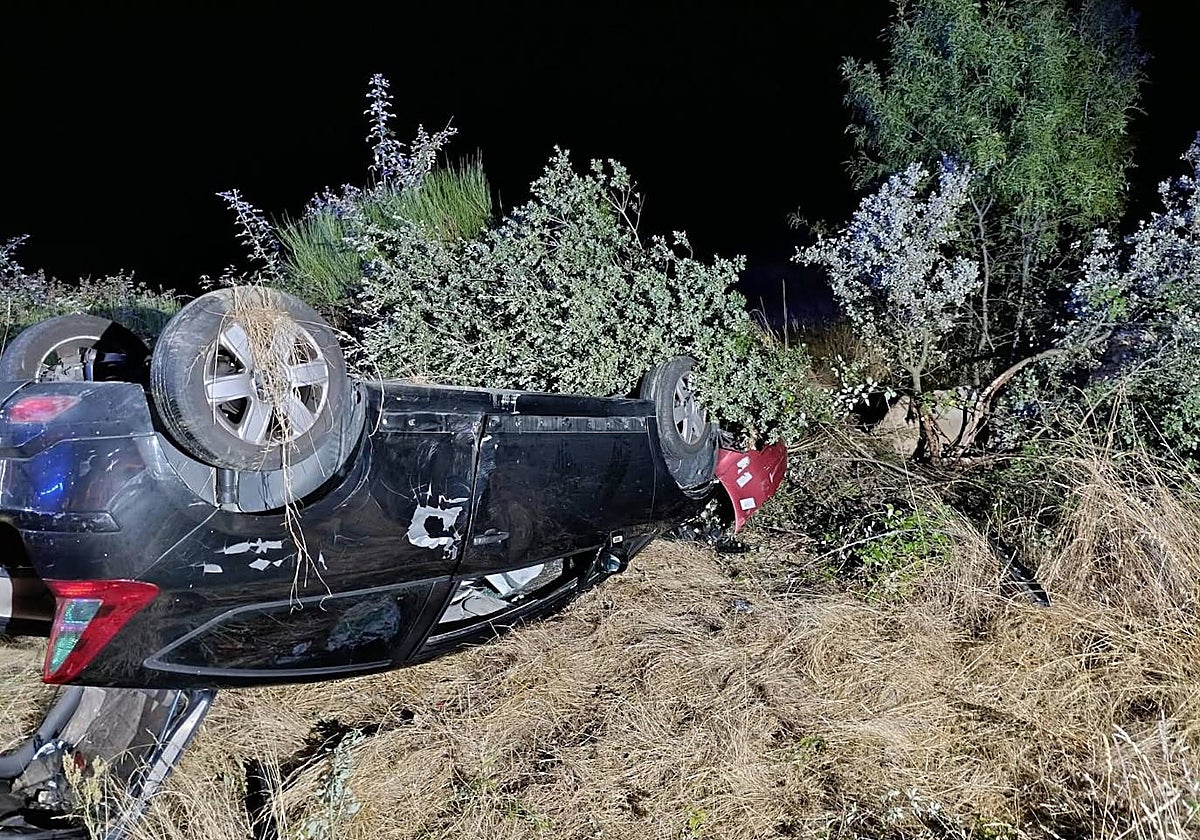El vehículo siniestrado en el accidente de tráfico de la Cabeza de Béjar.