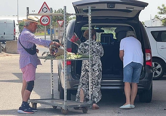 Ortega Cano, comprando flores.