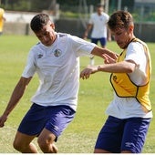 José Manuel Lara forcejea con Carlos Cristeto por el balón durante el entrenamiento de ayer en el anexo.