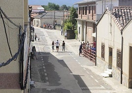 Una de las calles principales de Martiago, durante los preparativos de las fiestas patronales.