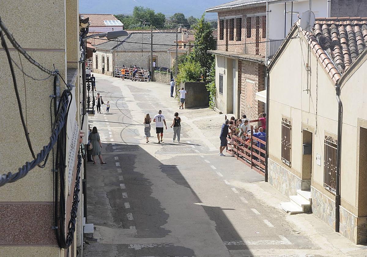Una de las calles principales de Martiago, durante los preparativos de las fiestas patronales.