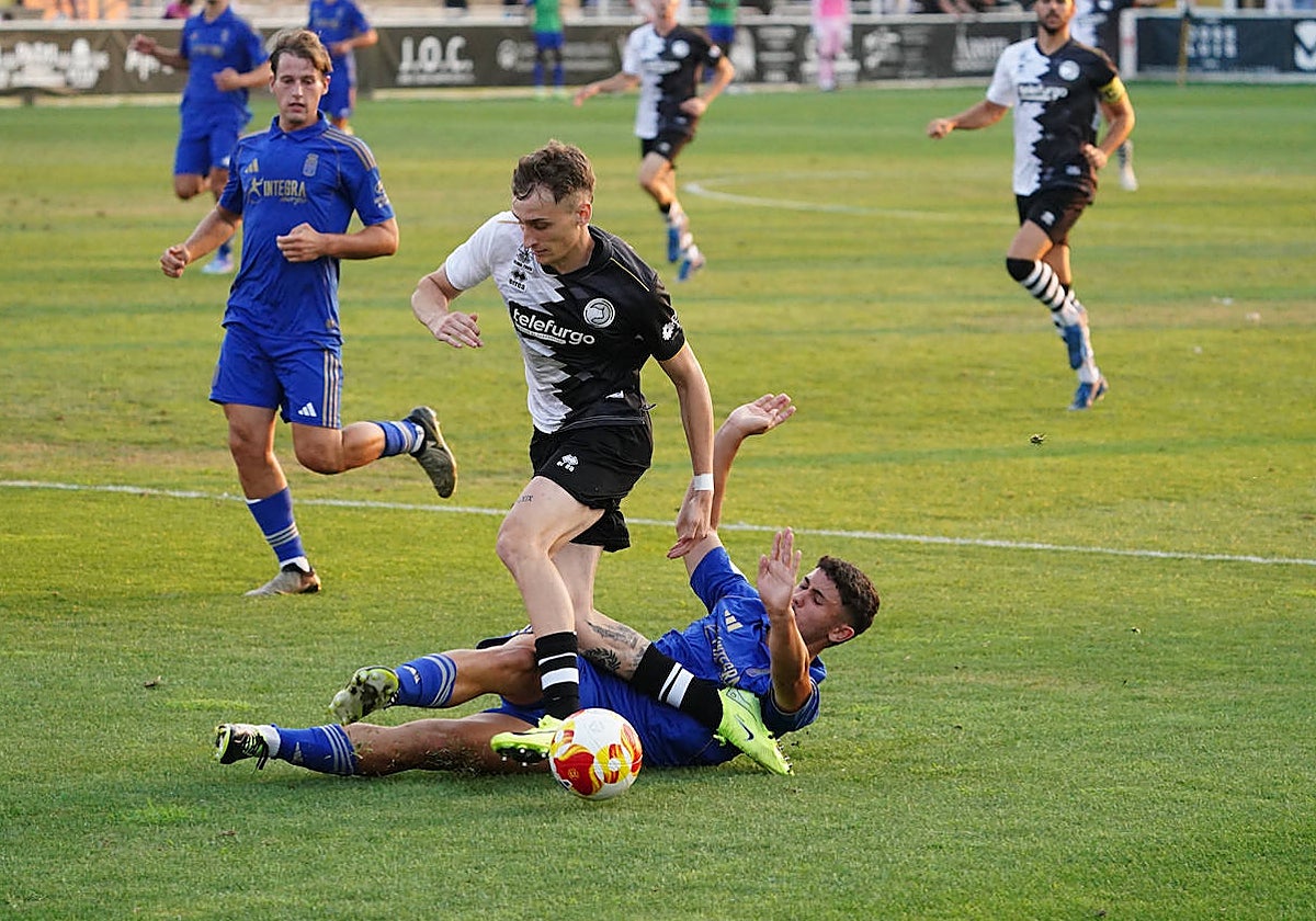 El delantero de Unionistas, Pere Marco, pisando área en el choque amistoso de este pasado sábado frente al Real Oviedo Vetusta.