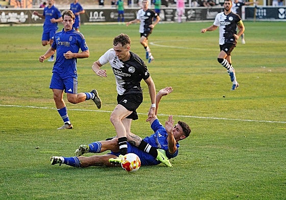 El delantero de Unionistas, Pere Marco, pisando área en el choque amistoso de este pasado sábado frente al Real Oviedo Vetusta.