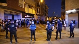 Agentes de Policía Local y Guardia Civil, durante los altercados en Torre Pacheco.