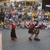 Los vecinos de Calvarrasa de Abajo, durante el numeroso desfile de carrozas y disfraces.