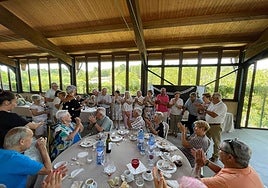 Momento del homenaje a los matrimonios que celebran sus bodas de oro.