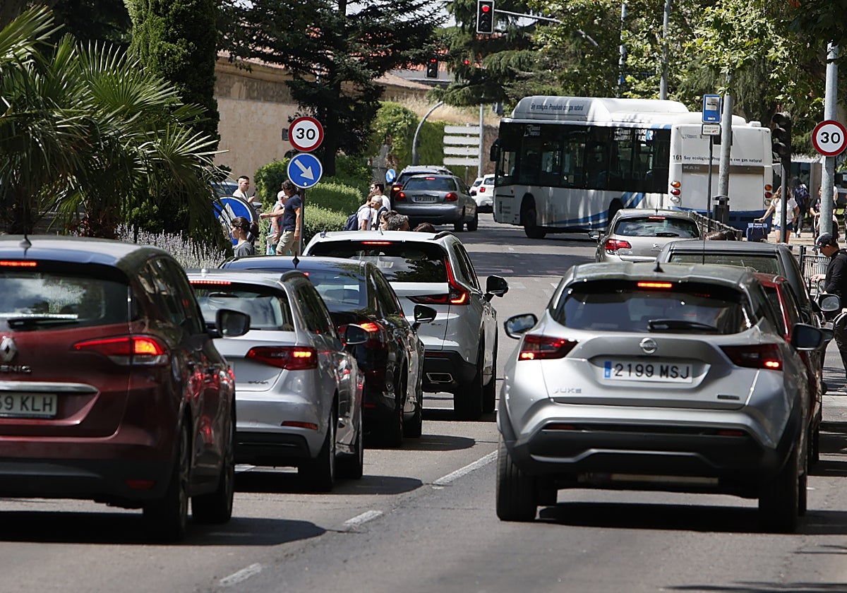 Coches circulando por Salamanca.
