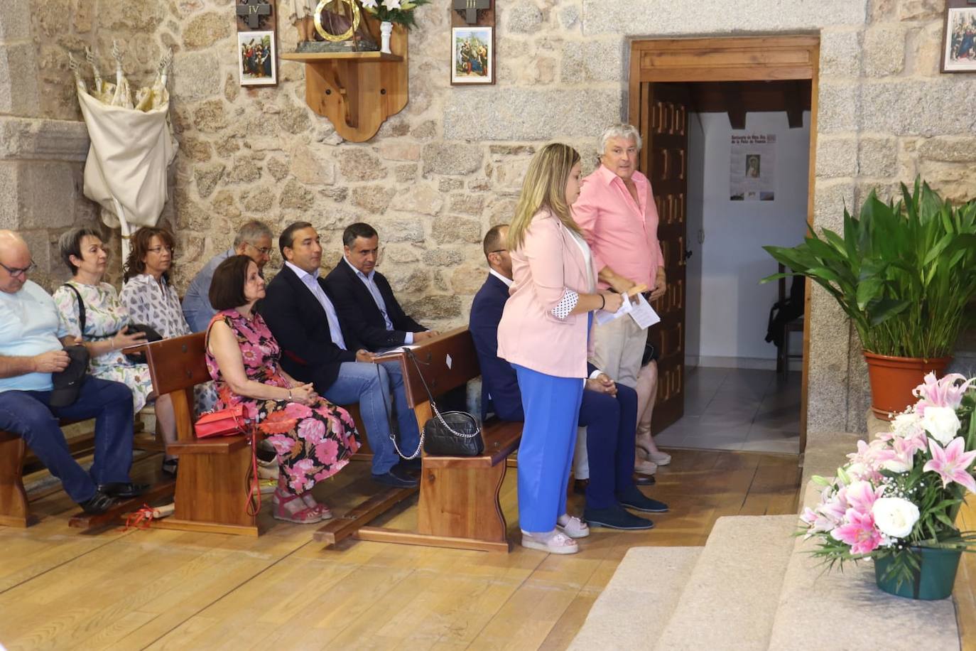 La alcaldesa de Santibáñez de la Sierra, Elena Nieto, de pie en la imagen.