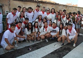 Una de las peñas, en el desfile ambientado en San Fermín en Castellanos de Moriscos.
