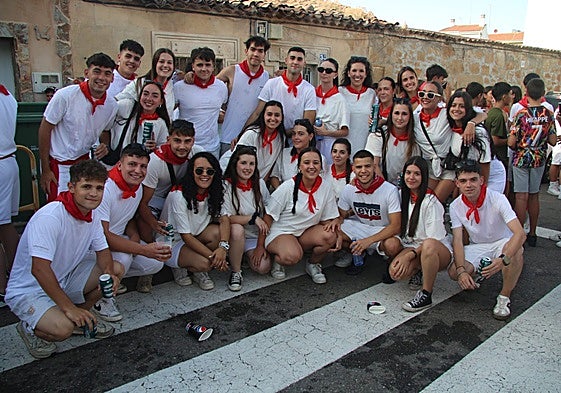 Una de las peñas, en el desfile ambientado en San Fermín en Castellanos de Moriscos.