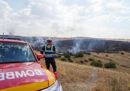 Un bombero de la Diputación de Salamanca, trabajando en la extinción de un incendio ajeno a esta información.