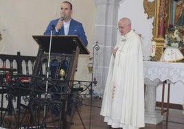 El alcalde de Peromingo, David García, junto a Félix Pérez, cuando anunció movilizaciones para conseguir que el párroco se quede.