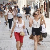 Decenas de personas, paseando por la Rúa.