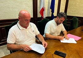 Javier Garrido y Antonio Cámara, en la firma del acuerdo de gobernabilidad en Béjar.