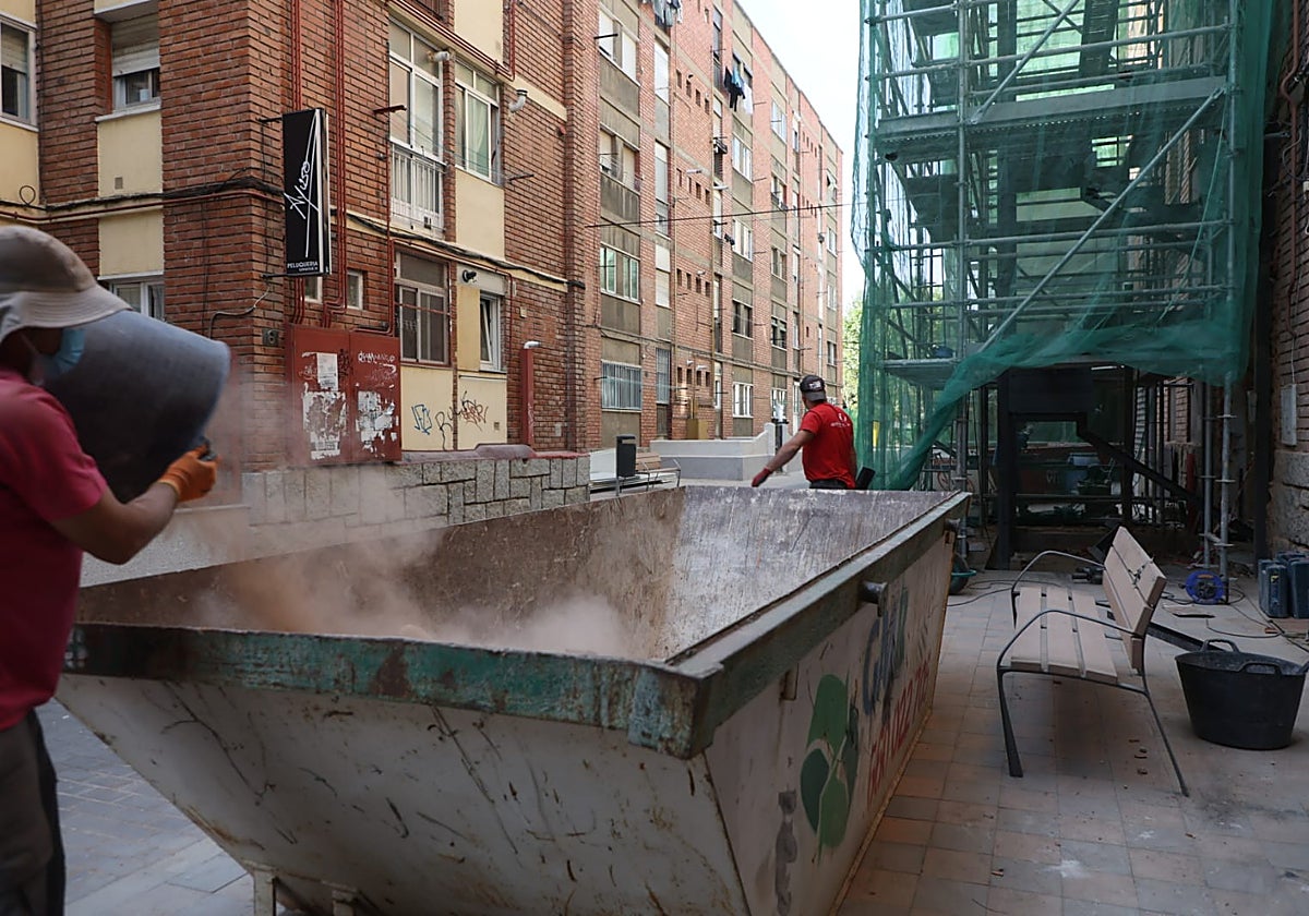 Dos trabajadores, ajenos a esta información, en la obra.
