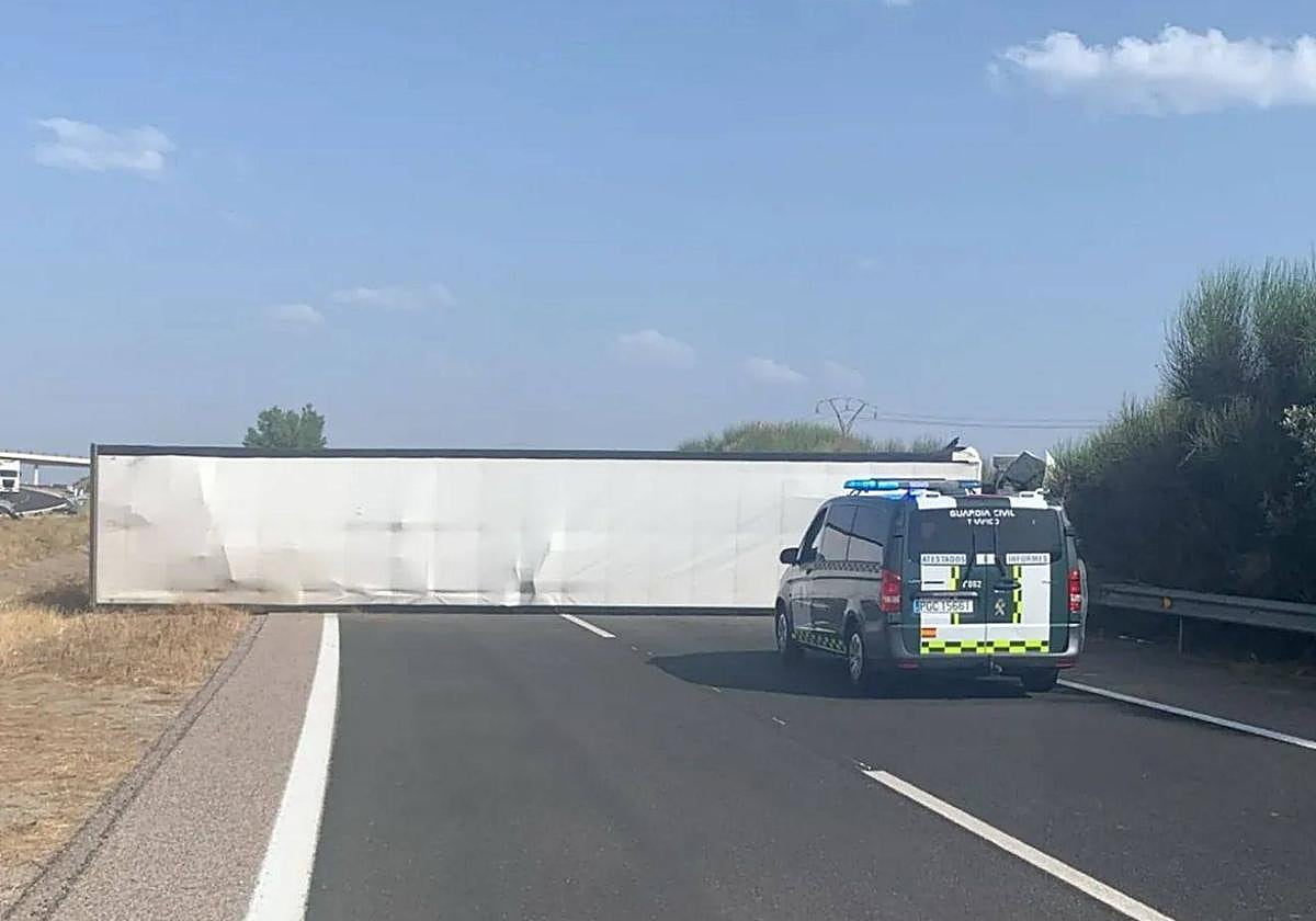 Imagen del camión volcado en la A-62.