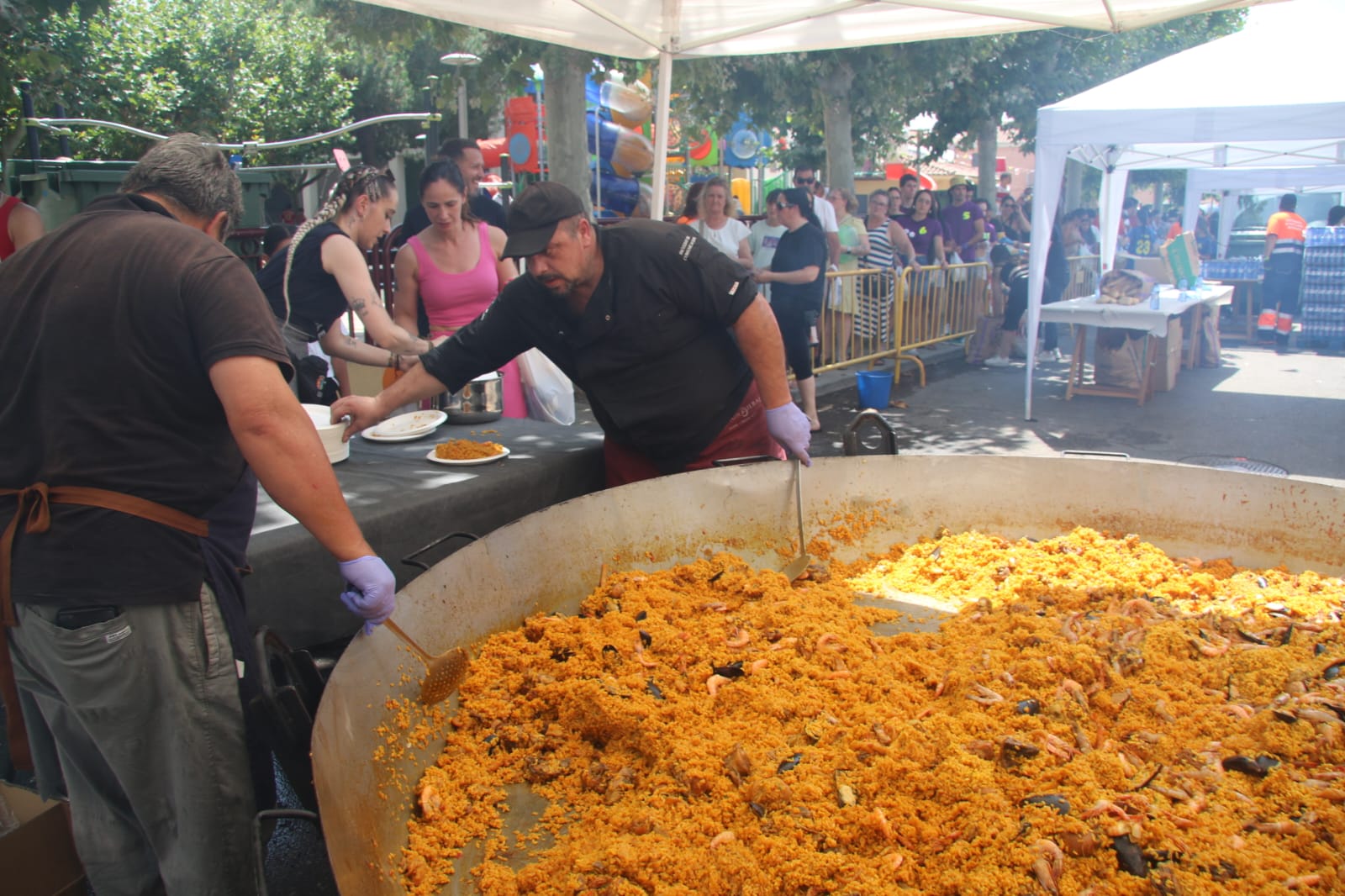 Castellanos de Moriscos, unido en torno a la paella