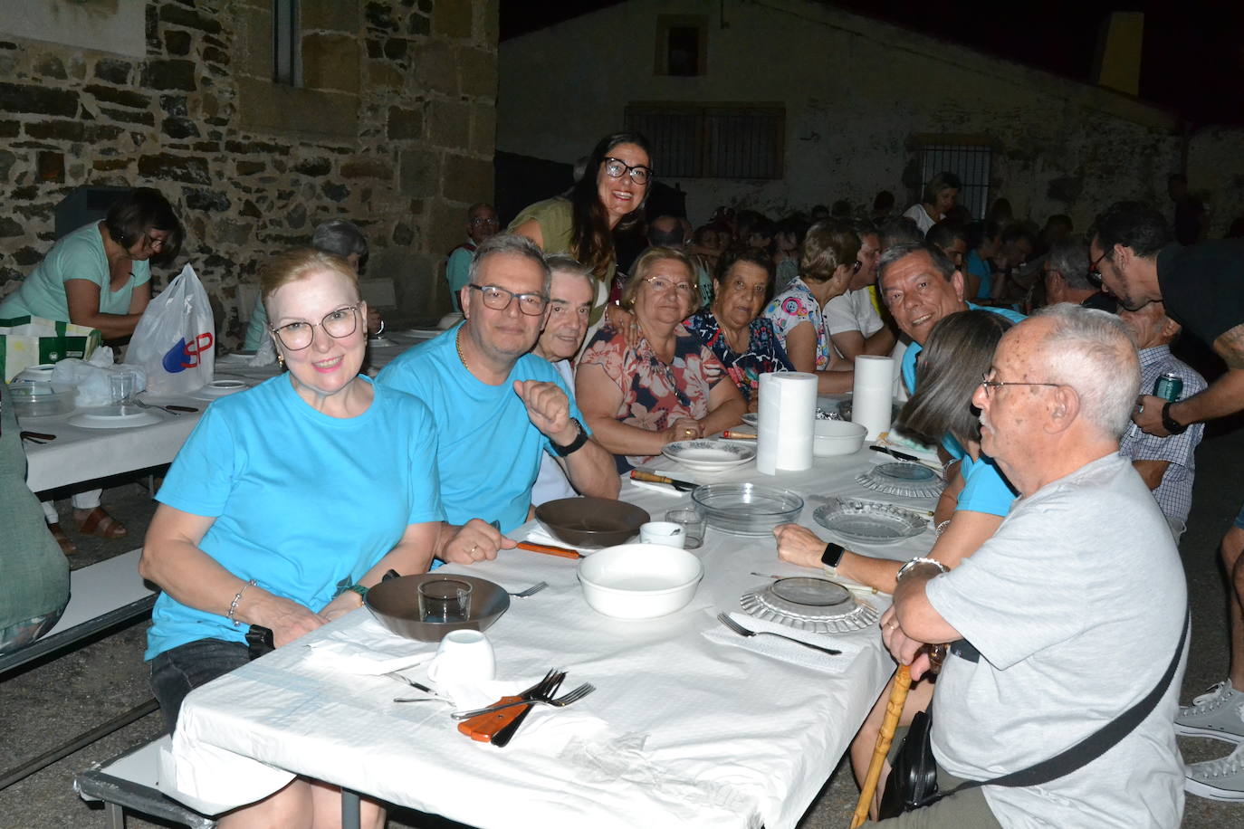 Una gran cena vecinal en Saelices el Chico