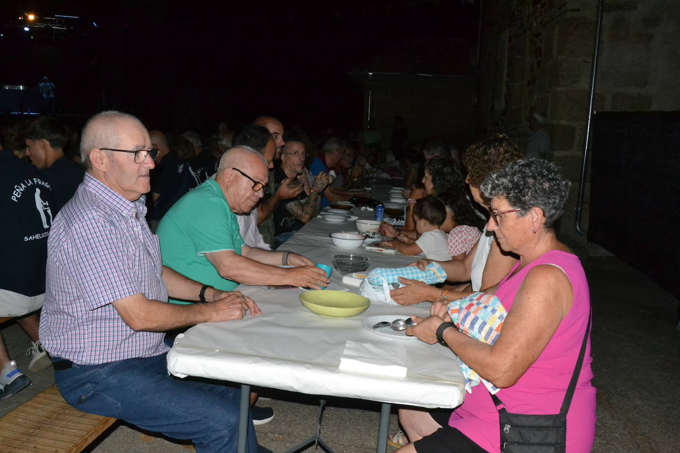 Una gran cena vecinal en Saelices el Chico