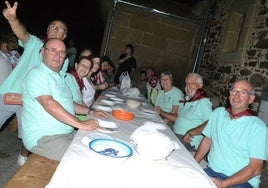 Un grupo de vecinos comparten mesa