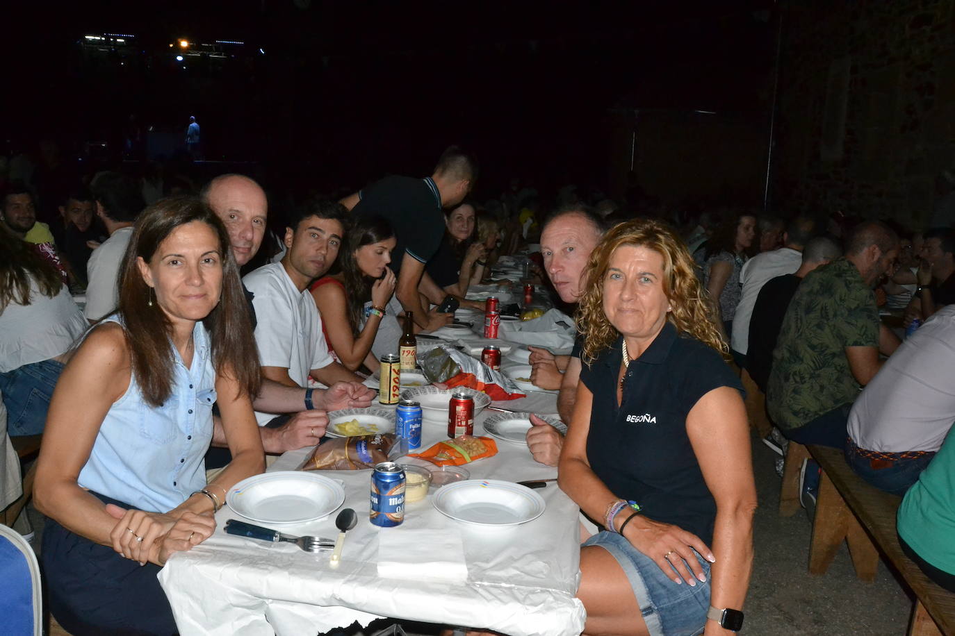 Una gran cena vecinal en Saelices el Chico