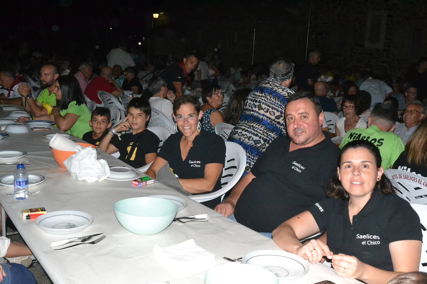 Una gran cena vecinal en Saelices el Chico
