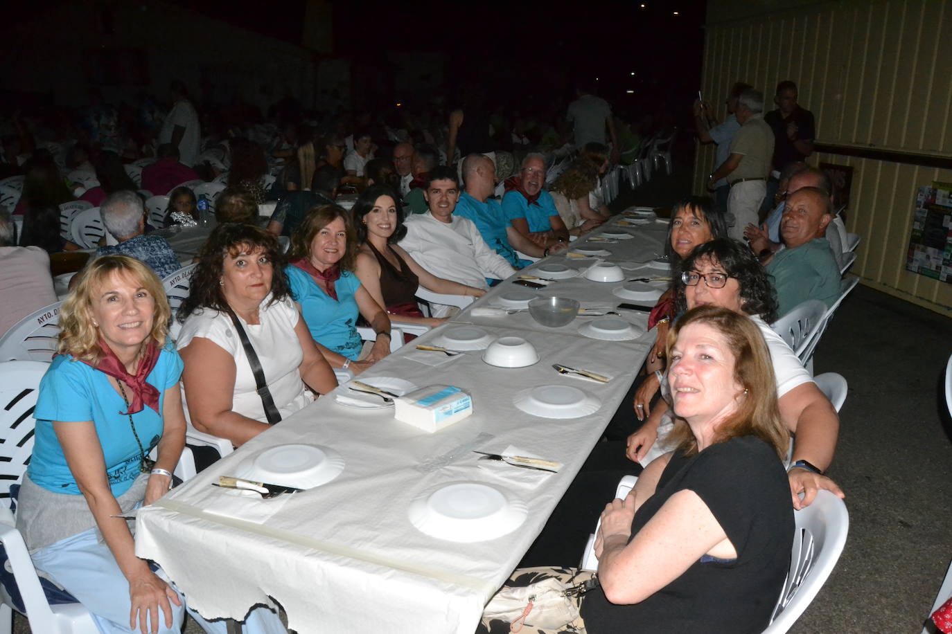 Una gran cena vecinal en Saelices el Chico