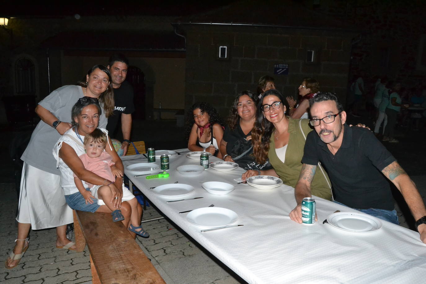 Una gran cena vecinal en Saelices el Chico