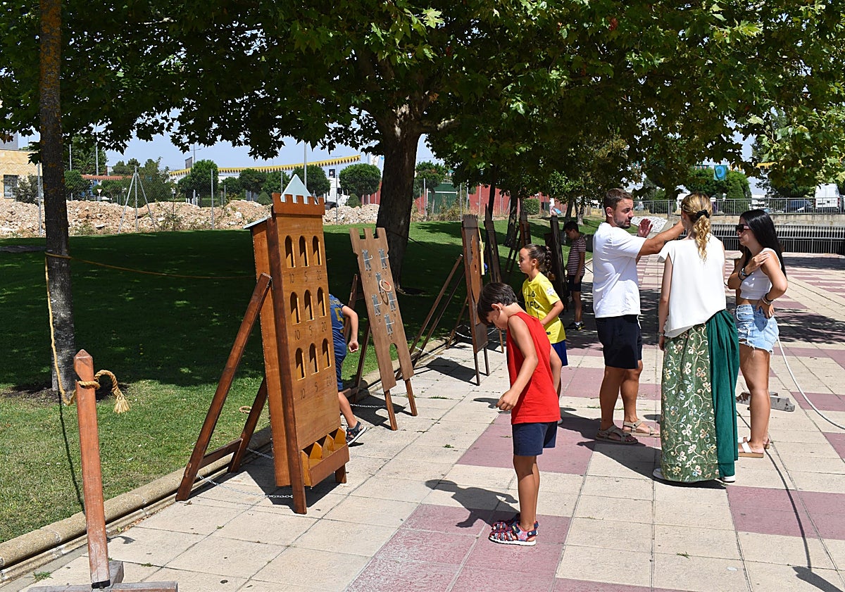 Imagen principal - Carbajosa de la Sagrada viaja al pasado con su III Mercado Medieval