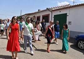 Los vecinos de Robliza de Cojos durante la procesión.